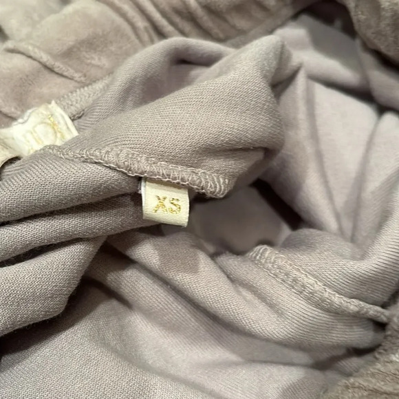 Suzi Kondi woman's light purple velour sweatpants - Picture 9 of 11